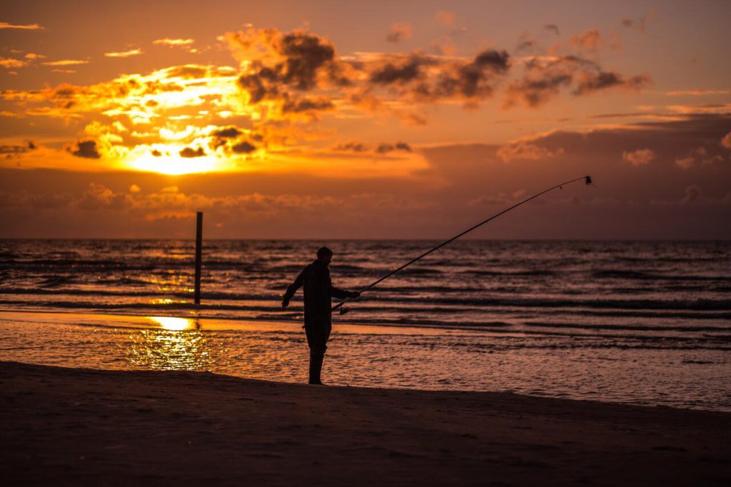 Дома отдыха Nītaigā рыбаки на пляже заката