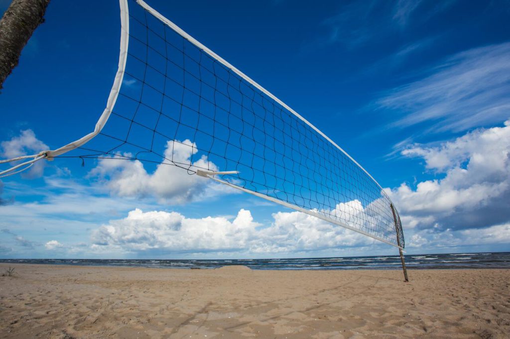 Brīvdienu mājas Nītaigā volejbola laukums saulainā pludmalē